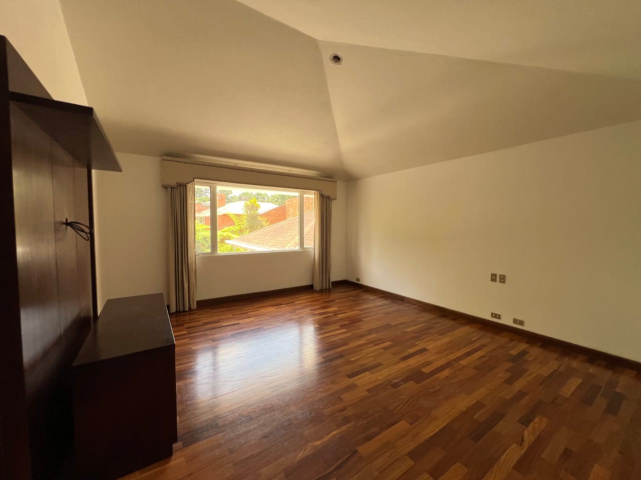 Casa Renta 700 MTS2 Condominio las Luces KM 13.5 , 4 Dormitorios $ 3,700 + Iva — Casa en Alquiler en Las Luces, Carretera a El Salvador, Guatemala, Ciudad — foto 7 de 8