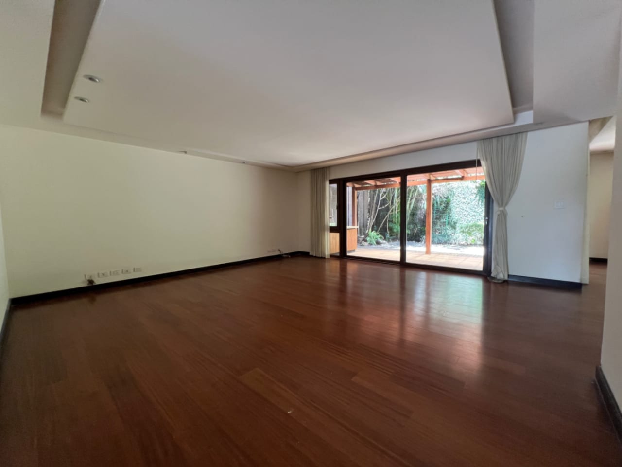 Casa Renta Condominio Exclusivo la Joya Zona 10, 430 MTS2, 4 Dormitorios $4,500 Dólares Más Iva — Casa en Alquiler en Zona 10, Guatemala, Ciudad — foto 1 de 17