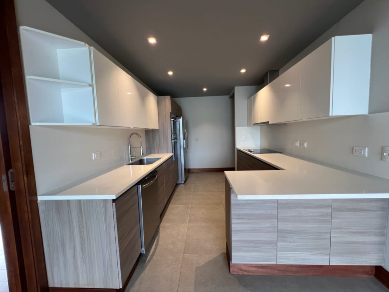 Apartamento Renta Zona 15 VH2, Edificio Boutique, de 3 Dormitorios y Dormitorio de Servicio — Apartamento en Alquiler en Zona 15, Guatemala, Ciudad — foto 1 de 12