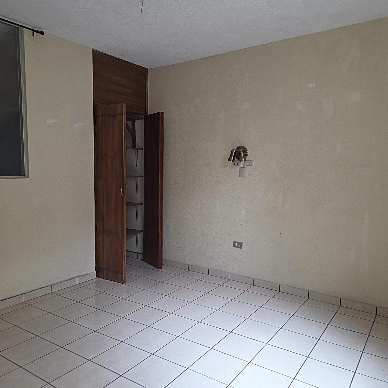 Amplia Casa en Renta Zona 10 — Casa en Alquiler en Zona 10, Guatemala, Ciudad — foto 7 de 18
