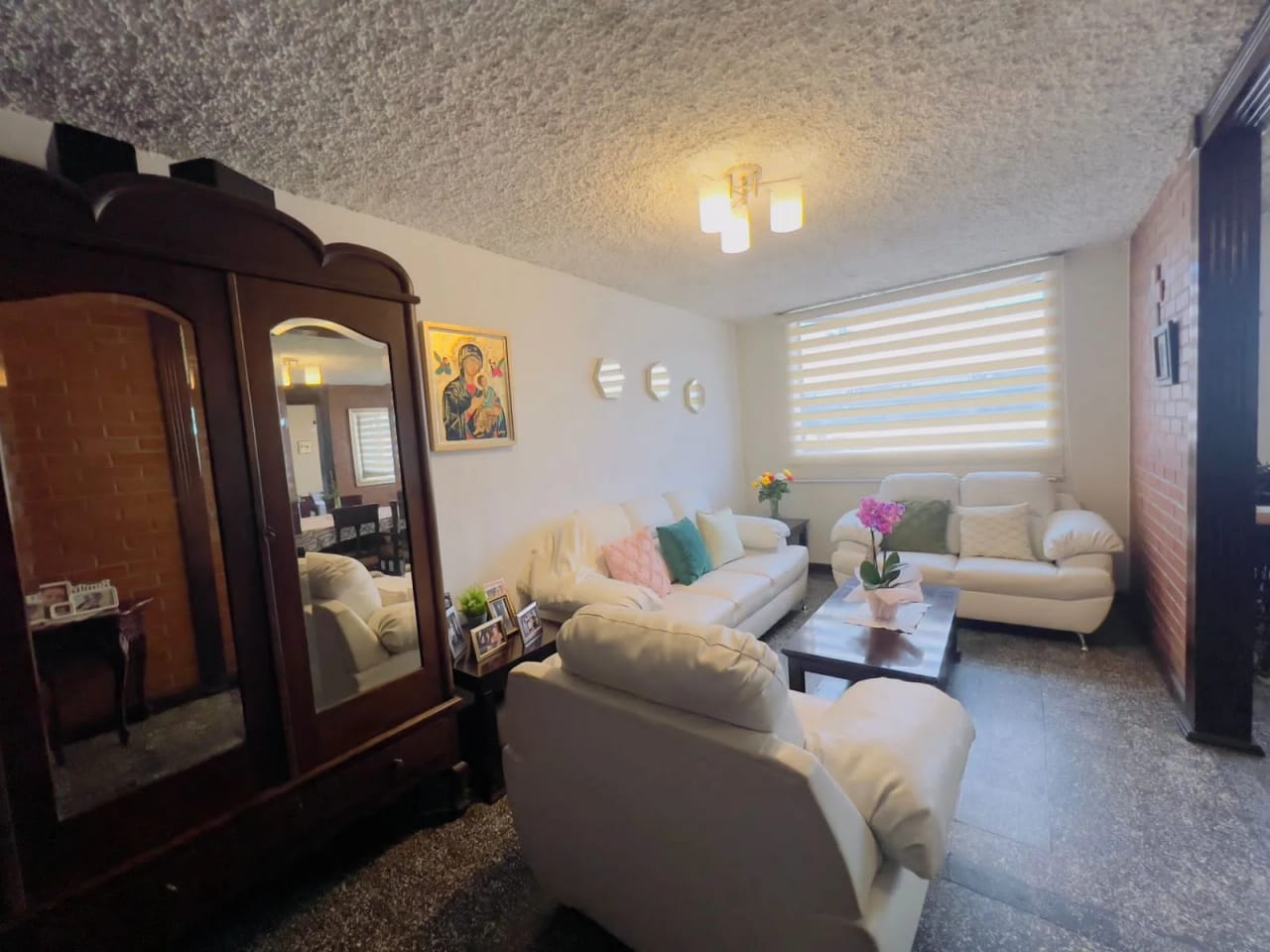 Vendo casa dentro de garita en Santa Rita 2 zona 2 de Mixco — Casa en Venta en Zona 2 Mixco, Guatemala, Ciudad — foto 2 de 16