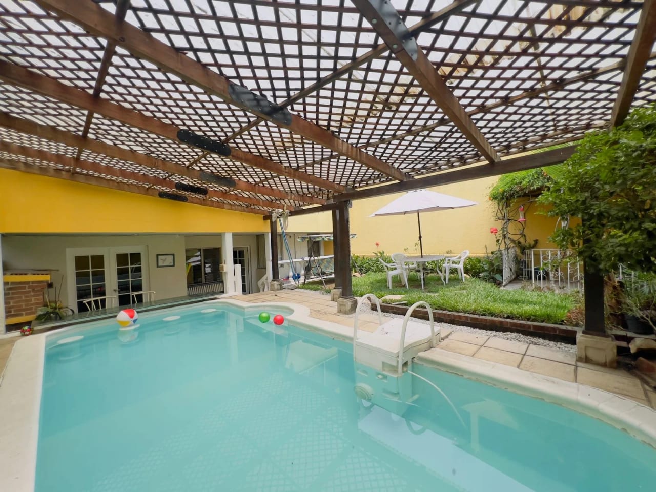 Vendo casa dentro de garita en Santa Rita 2 zona 2 de Mixco — Casa en Venta en Zona 2 Mixco, Guatemala, Ciudad — foto 1 de 16