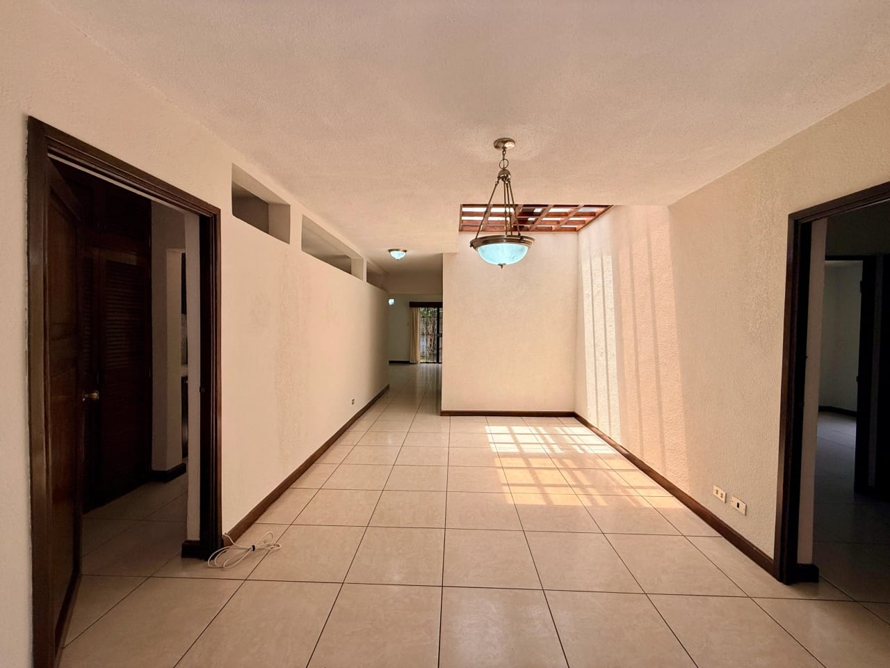 Vendo casa dentro de garita en zona 10 — Casa en Venta en Zona 10, Guatemala, Ciudad — foto 4 de 17