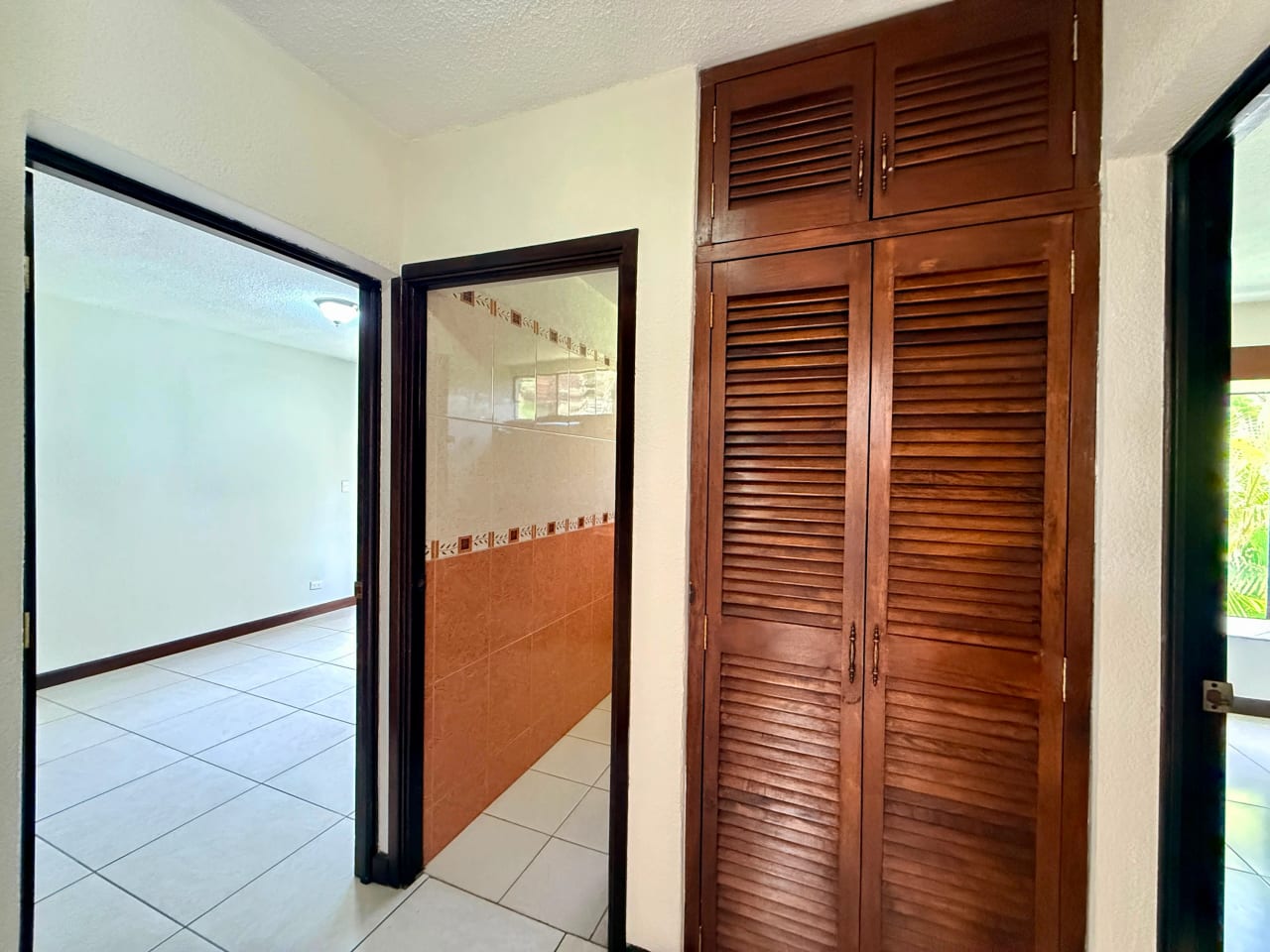 Vendo casa dentro de garita en zona 10 — Casa en Venta en Zona 10, Guatemala, Ciudad — foto 7 de 17