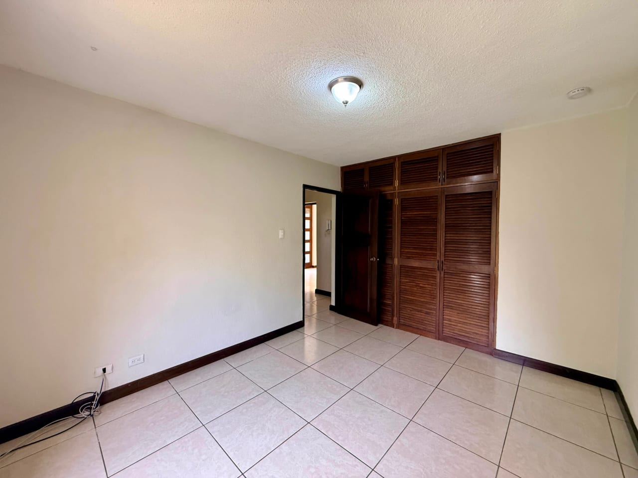 Vendo casa dentro de garita en zona 10 — Casa en Venta en Zona 10, Guatemala, Ciudad — foto 8 de 17