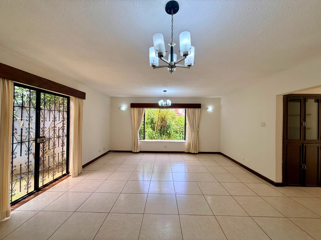 Vendo casa dentro de garita en zona 10 — Casa en Venta en Zona 10, Guatemala, Ciudad — foto 11 de 17