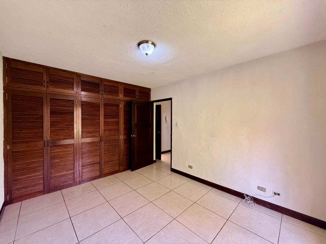 Vendo casa dentro de garita en zona 10 — Casa en Venta en Zona 10, Guatemala, Ciudad — foto 12 de 17