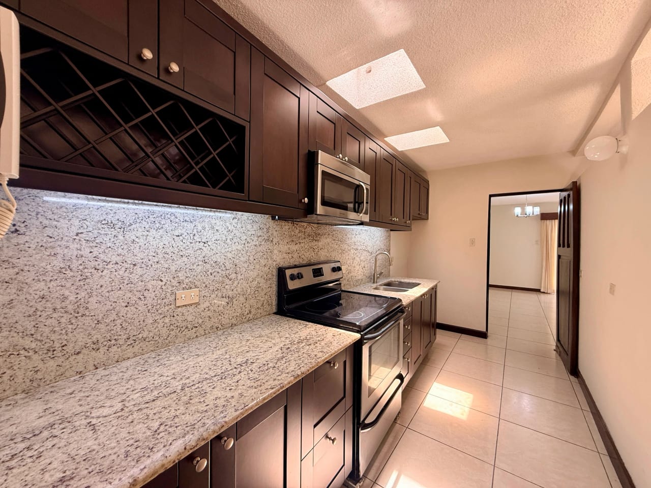 Vendo casa dentro de garita en zona 10 — Casa en Venta en Zona 10, Guatemala, Ciudad — foto 13 de 17