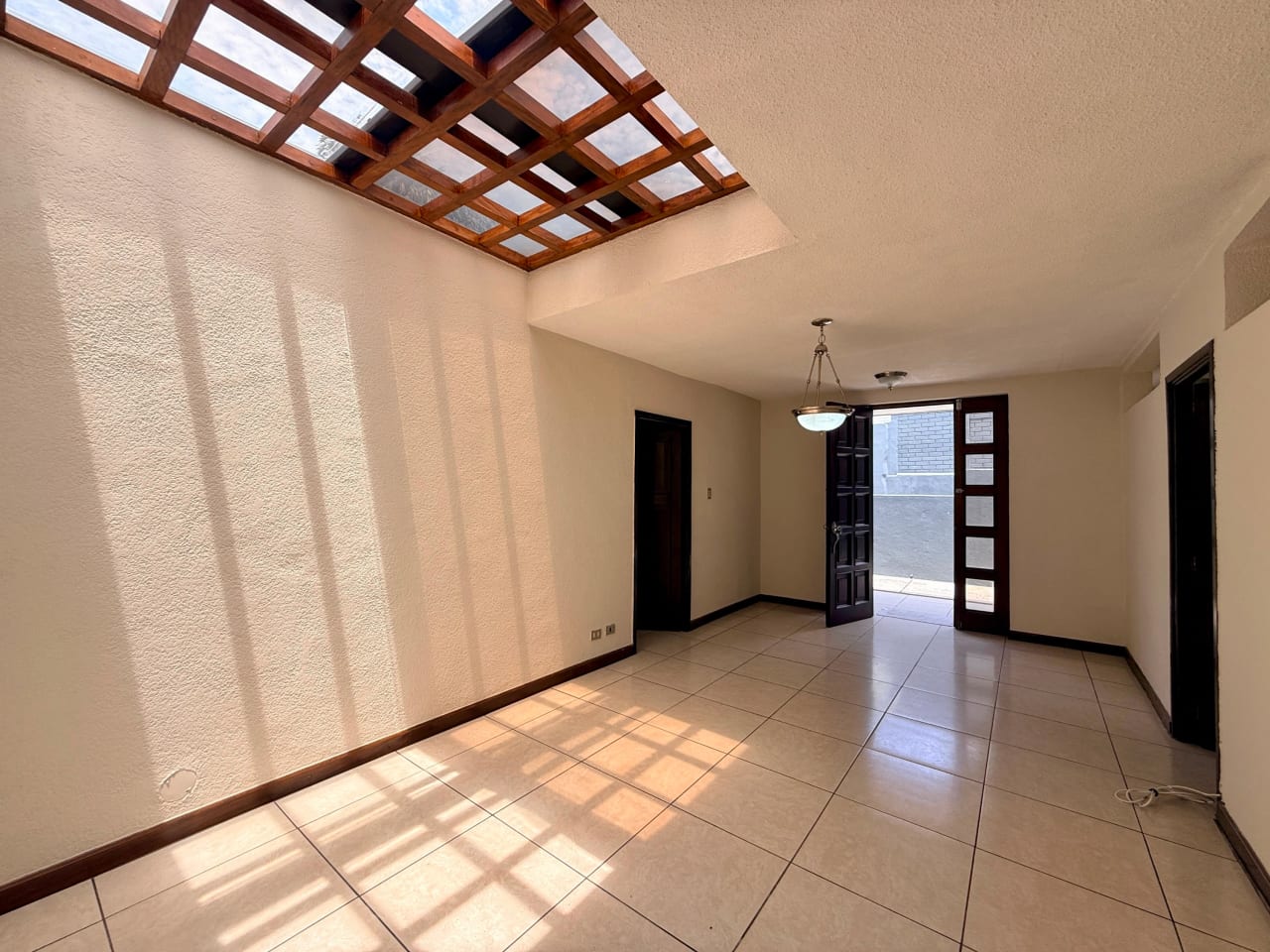 Vendo casa dentro de garita en zona 10 — Casa en Venta en Zona 10, Guatemala, Ciudad — foto 14 de 17