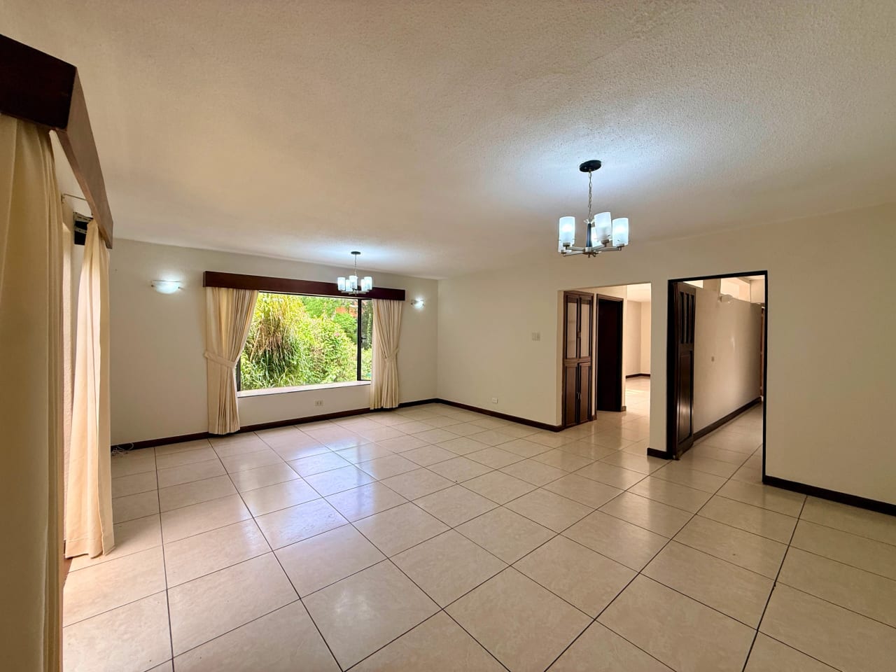 Vendo casa dentro de garita en zona 10 — Casa en Venta en Zona 10, Guatemala, Ciudad — foto 15 de 17