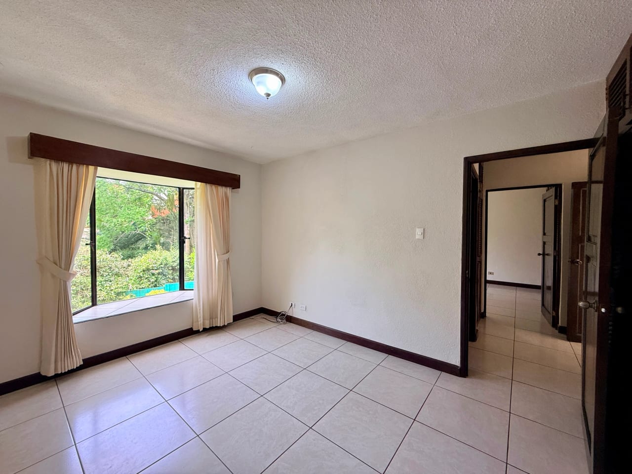 Vendo casa dentro de garita en zona 10 — Casa en Venta en Zona 10, Guatemala, Ciudad — foto 16 de 17