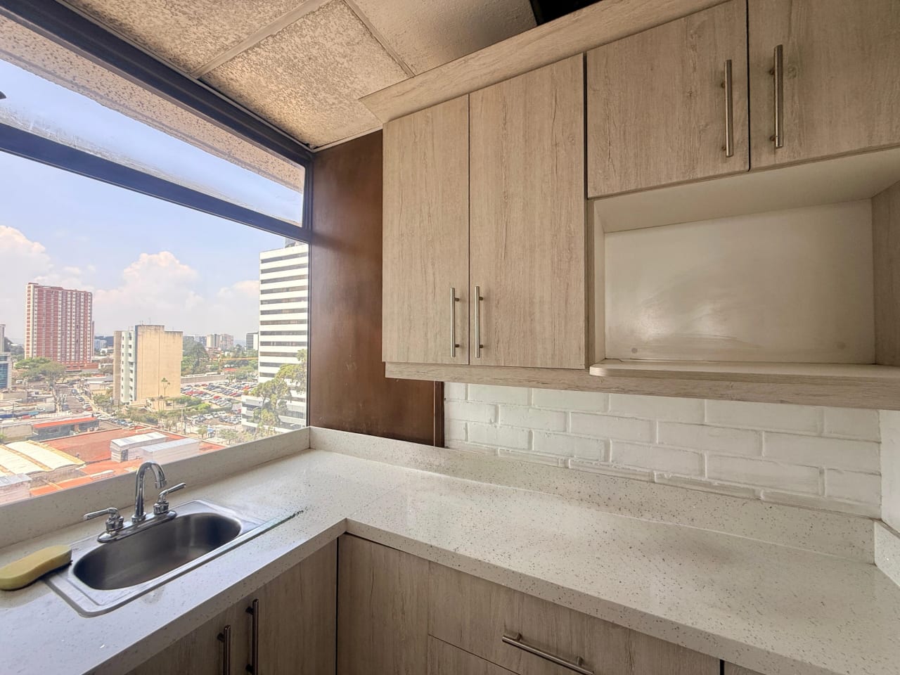 Vendo oficina en edifcio Refroma Montufar zona 10 — Oficina en Venta en Zona 10, Guatemala, Ciudad — foto 5 de 7