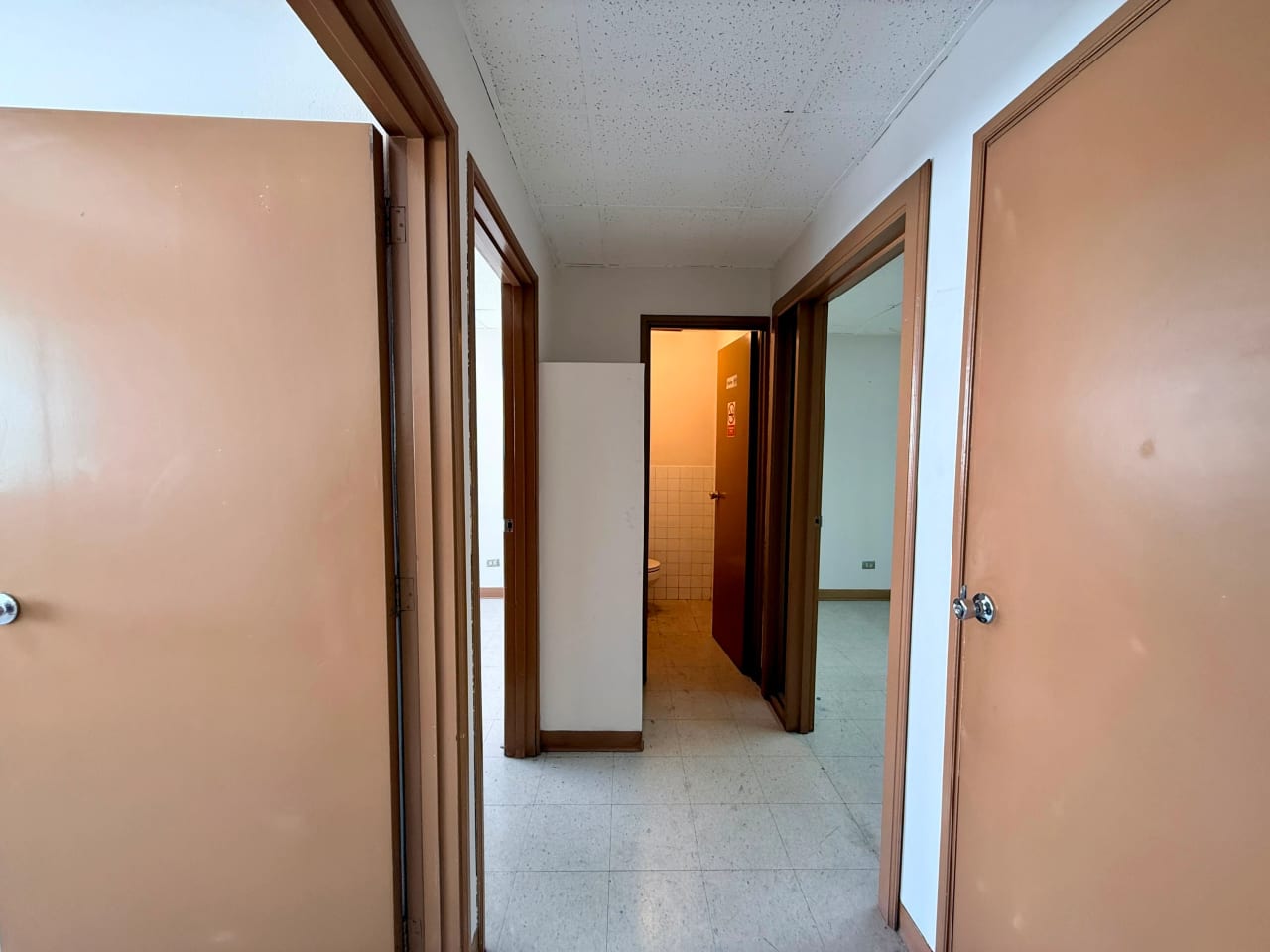 Clinica en venta en edificio Santa Clara zona 10 — Clínica en Venta en Zona 10, Guatemala, Ciudad — foto 3 de 13