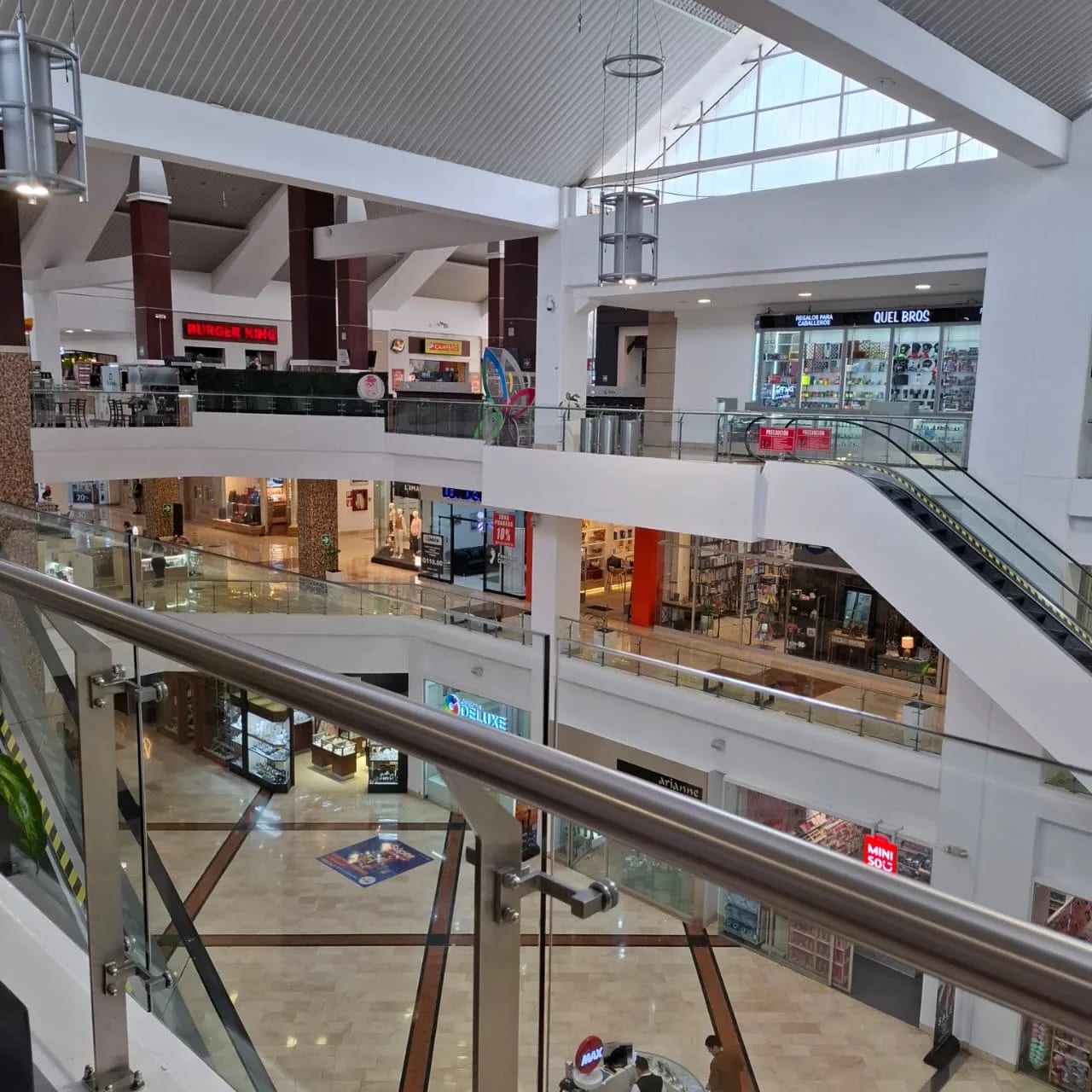 Local en alquiler en centro comercial Pradera zona 10 — Local en Alquiler en Zona 10, Guatemala, Ciudad — foto 4 de 6