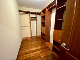 Apartamento en alquiler zona 10, 2 dormitorios + cuarto de servicio — Apartamento en Alquiler en Zona 10, Guatemala, Ciudad — miniatura 4 de 10