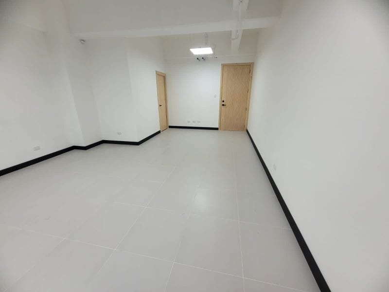 Alquiler de Oficina 01010 — Oficina en Alquiler en Edificio 01010 (Cero Diez Diez), Zona 10, Guatemala, Ciudad — foto 3 de 5