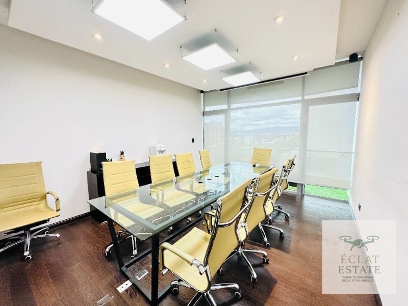 Oficina en Alquiler en el Prestigioso Edificio Dubai Center, Zona 10. ¡Ven y Haz Despegar tu Negocio! — Oficina en Alquiler en Dubai Center, Zona 10, Guatemala, Ciudad — foto 1 de 4