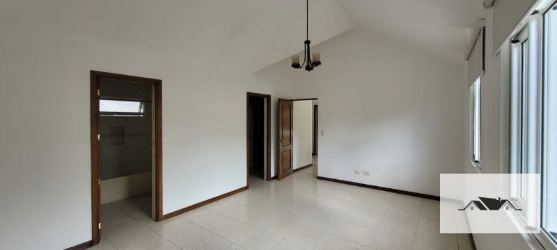 EN RENTA CASA ZONA 14 LA CAÑADA 325 mts2 — Casa en Alquiler en La Cañada, Zona 14, Guatemala, Ciudad — foto 10 de 17