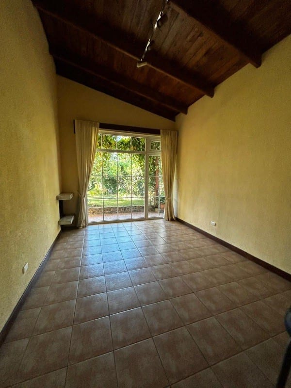 Venta de Casa de un Nivel en CAES KM 16.5 Lomas de San Rafael — Casa en Venta en Lomas de San Rafael, Carretera a El Salvador, Guatemala, Ciudad — foto 10 de 15