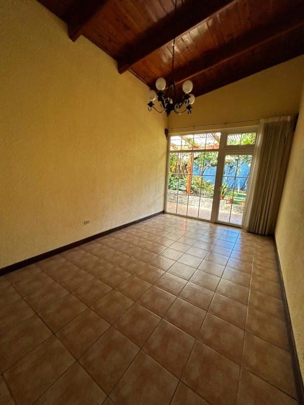 Venta de Casa de un Nivel en CAES KM 16.5 Lomas de San Rafael — Casa en Venta en Lomas de San Rafael, Carretera a El Salvador, Guatemala, Ciudad — foto 11 de 15