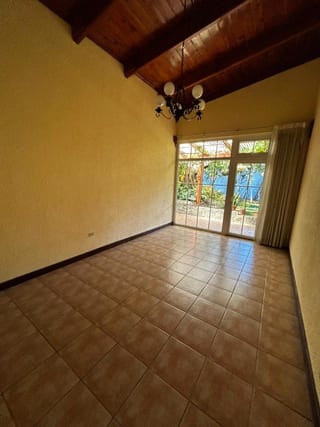 Venta de Casa de un Nivel en CAES KM 16.5 Lomas de San Rafael — Casa en Venta en Lomas de San Rafael, Carretera a El Salvador, Guatemala, Ciudad — miniatura 11 de 15