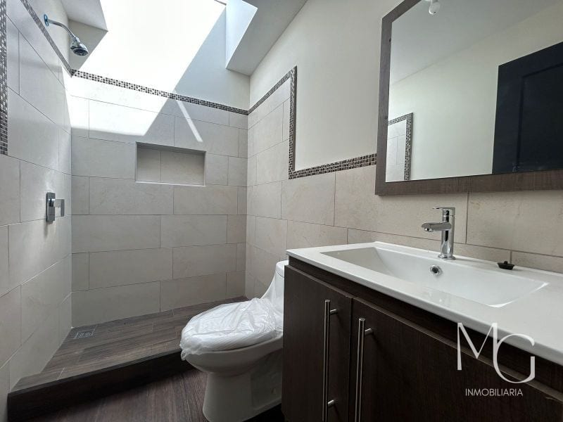 Venta de Casa en Hacienda Real Zona 16 — Casa en Venta en Hacienda Real, Zona 16, Guatemala, Ciudad — foto 2 de 7