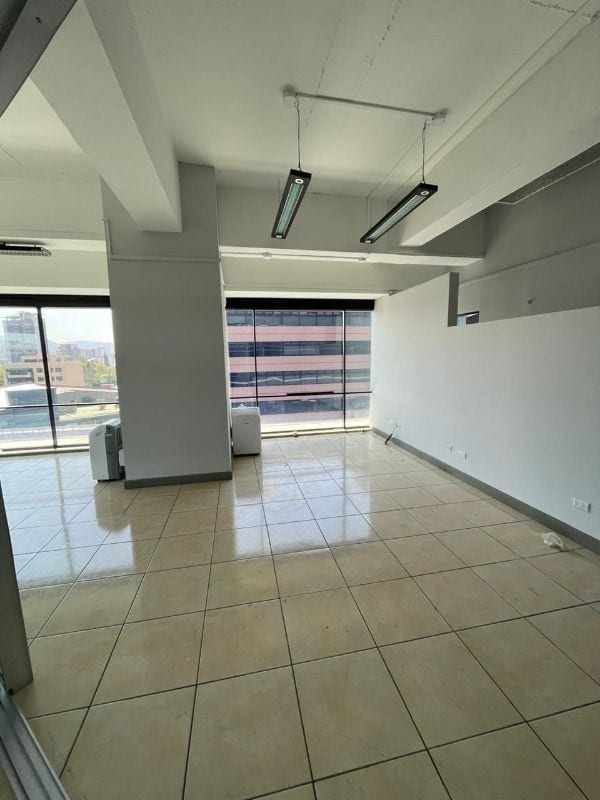 Oficina en Renta - Edificio Design Center - Zona 10 — Oficina en Alquiler en Design Center, Zona 10, Guatemala, Ciudad — foto 2 de 12