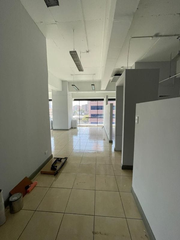 Oficina en Renta - Edificio Design Center - Zona 10 — Oficina en Alquiler en Design Center, Zona 10, Guatemala, Ciudad — foto 3 de 12