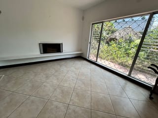 Casa en renta para vivienda u oficina zona 10 — Casa en Alquiler en Zona 10, Guatemala, Ciudad — miniatura 1 de 17