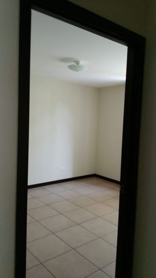 CÉNTRICO APARTAMENTO EN VENTA TORRE BARCELONA ZONA 9 — Apartamento en Venta en Torre Barcelona, Zona 9, Guatemala, Ciudad — miniatura 3 de 10