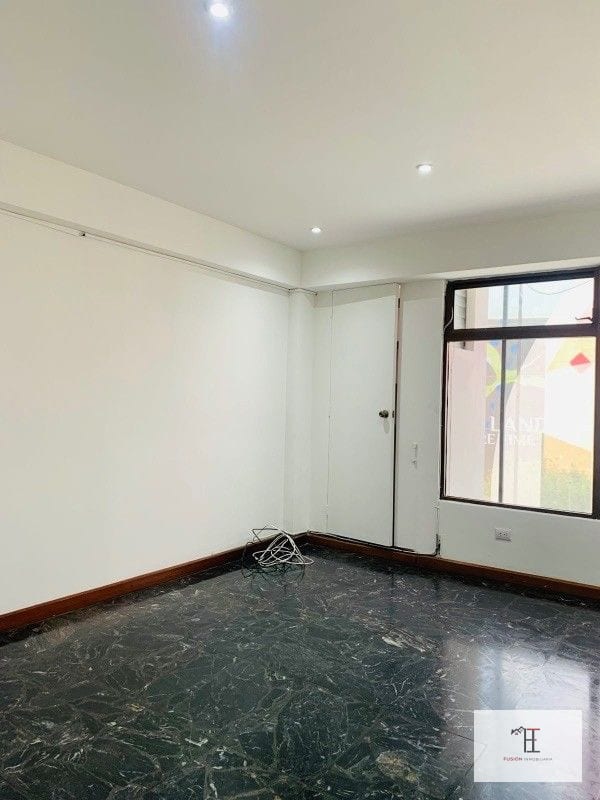 Oficina en venta  zona 10 sobre diagonal 6 frente a Oakland Place — Oficina en Venta en Zona 10, Guatemala, Ciudad — foto 1 de 13