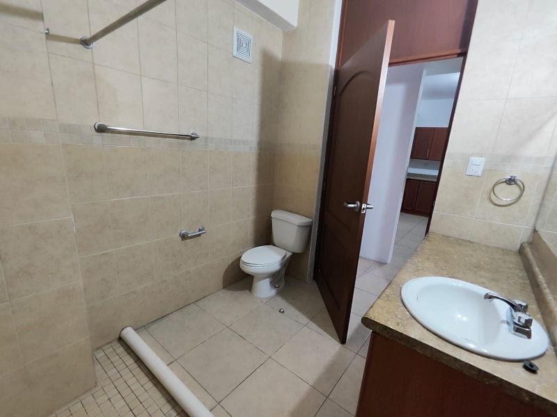 Alquiler de apartamento semi amueblado en zona 16 — Apartamento en Alquiler en La Montaña, Zona 16, Guatemala, Ciudad — foto 5 de 6