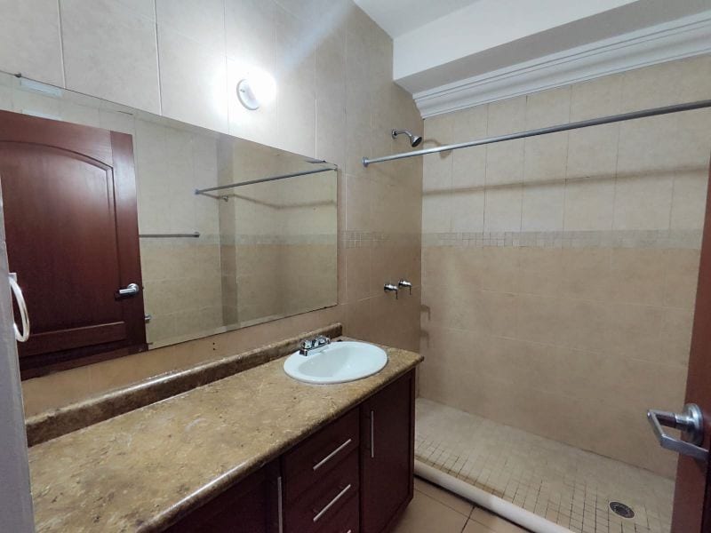 Alquiler de apartamento semi amueblado en zona 16 — Apartamento en Alquiler en La Montaña, Zona 16, Guatemala, Ciudad — foto 3 de 6