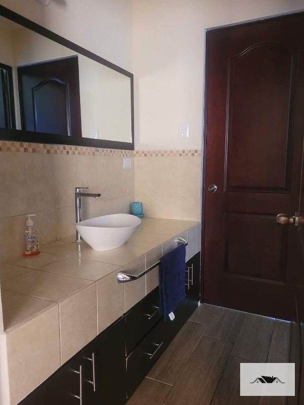 EN RENTA AMPLIA CASA ZONA 16 CONDOMINIO PORTALES DE SAN ISIDRO — Casa en Alquiler en Portal de San Isidro III, Zona 16, Guatemala, Ciudad — foto 6 de 16