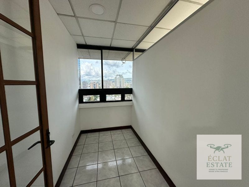 Oficina de 225 m² en Renta en Zona 10. — Oficina en Alquiler en Topacio Azul, Zona 10, Guatemala, Ciudad — foto 7 de 9