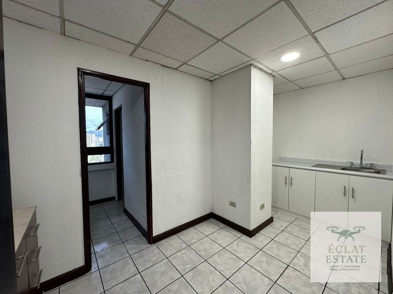 Oficina de 225 m² en Renta en Zona 10. — Oficina en Alquiler en Topacio Azul, Zona 10, Guatemala, Ciudad — foto 3 de 9