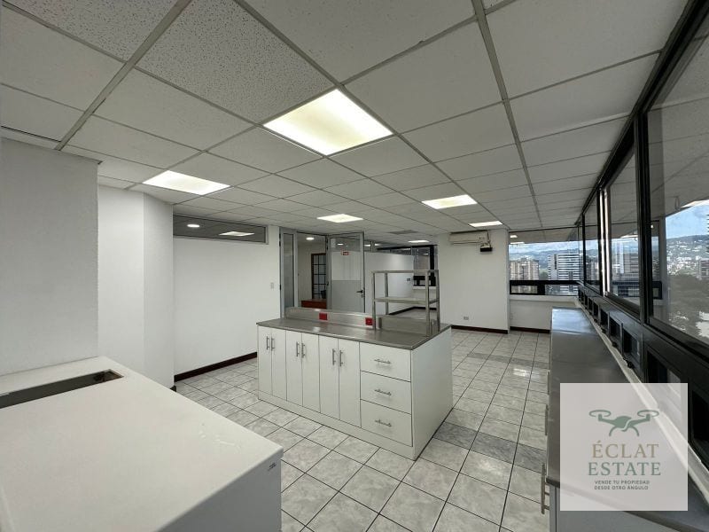 Oficina de 225 m² en Renta en Zona 10. — Oficina en Alquiler en Topacio Azul, Zona 10, Guatemala, Ciudad — foto 4 de 9