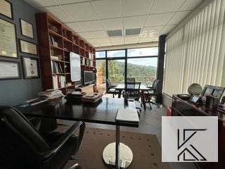 Linda oficina en alquiler y amueblada en Centro Corporativo Muxbal — Oficina en Alquiler en Muxbal, Guatemala, Ciudad — miniatura 4 de 9
