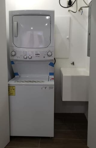 Apartamento Amueblado en Edificio Diagoseis, zona 10 sobre la Diagonal 6  — Apartamento en Alquiler en Diagoseis, Zona 10, Guatemala, Ciudad — miniatura 4 de 14