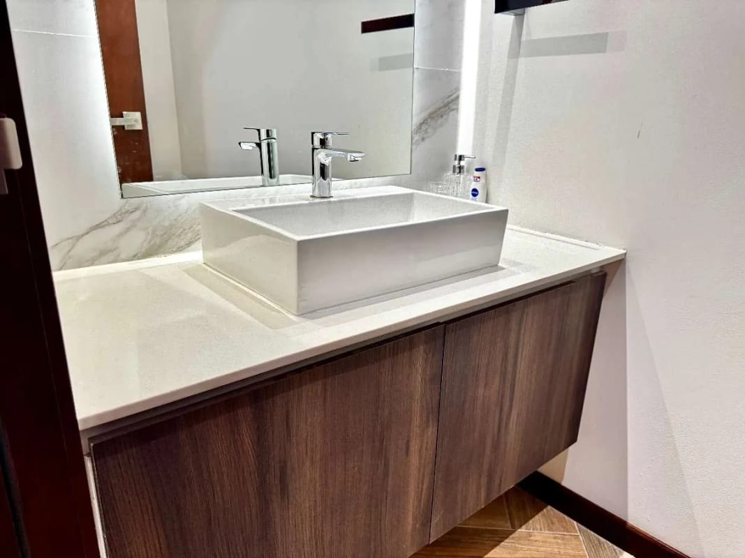 Apartamento amueblado 3 dormitorios y cuarto de servicios, zona 10 — Apartamento en Alquiler en Zona 10, Guatemala, Ciudad — foto 9 de 14