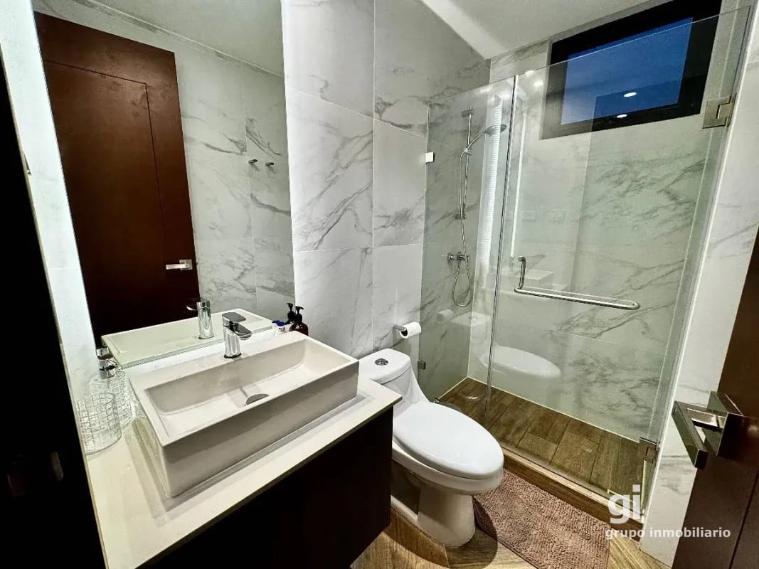 Apartamento amueblado 3 dormitorios y cuarto de servicios, zona 10 — Apartamento en Alquiler en Zona 10, Guatemala, Ciudad — foto 8 de 14