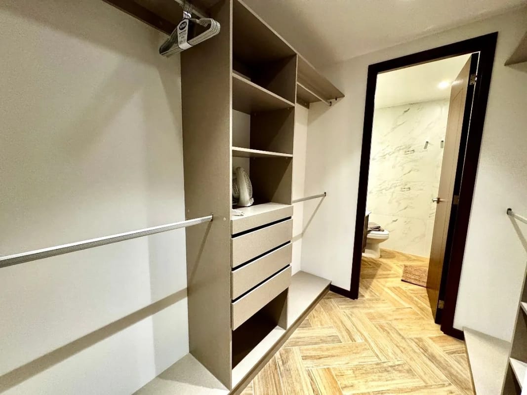 Apartamento amueblado 3 dormitorios y cuarto de servicios, zona 10 — Apartamento en Alquiler en Zona 10, Guatemala, Ciudad — foto 4 de 14