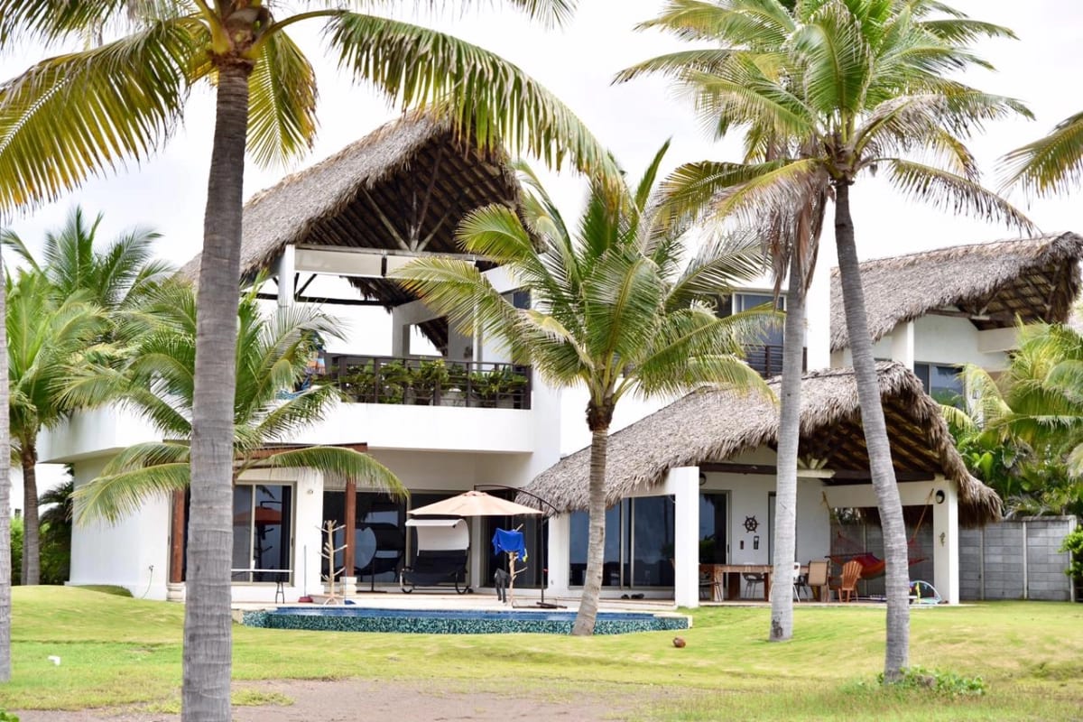 Villa residencial enfrente al mar 4 dormitorios en venta en exclusivo condominio en Monterrico — Casa en Venta en Monterrico, Santa Rosa — foto 1 de 14