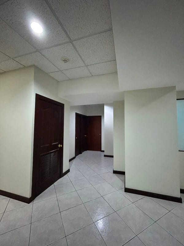 Amplia Oficina Europlaza — Oficina en Alquiler en Europlaza, Zona 14, Guatemala, Ciudad — foto 1 de 11