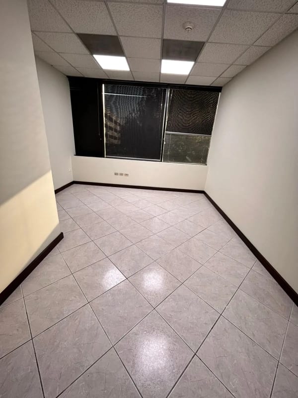Amplia Oficina Europlaza — Oficina en Alquiler en Europlaza, Zona 14, Guatemala, Ciudad — foto 10 de 11