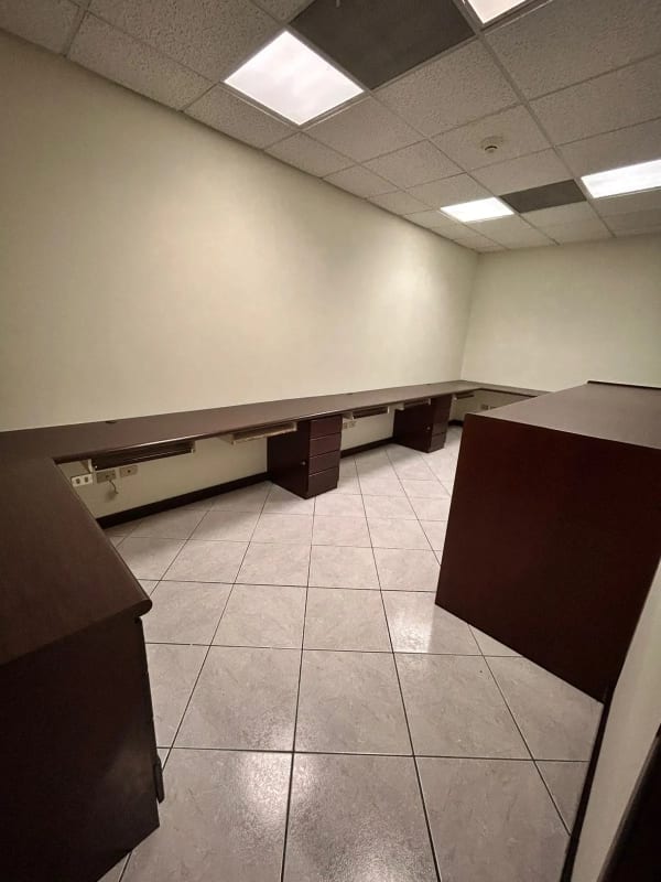 Amplia Oficina Europlaza — Oficina en Alquiler en Europlaza, Zona 14, Guatemala, Ciudad — foto 8 de 11