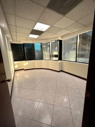 Amplia Oficina Europlaza — Oficina en Alquiler en Europlaza, Zona 14, Guatemala, Ciudad — miniatura 7 de 11