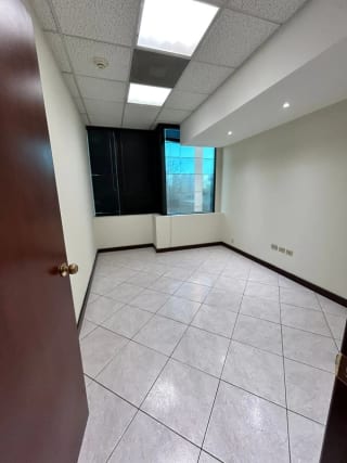 Amplia Oficina Europlaza — Oficina en Alquiler en Europlaza, Zona 14, Guatemala, Ciudad — miniatura 5 de 11