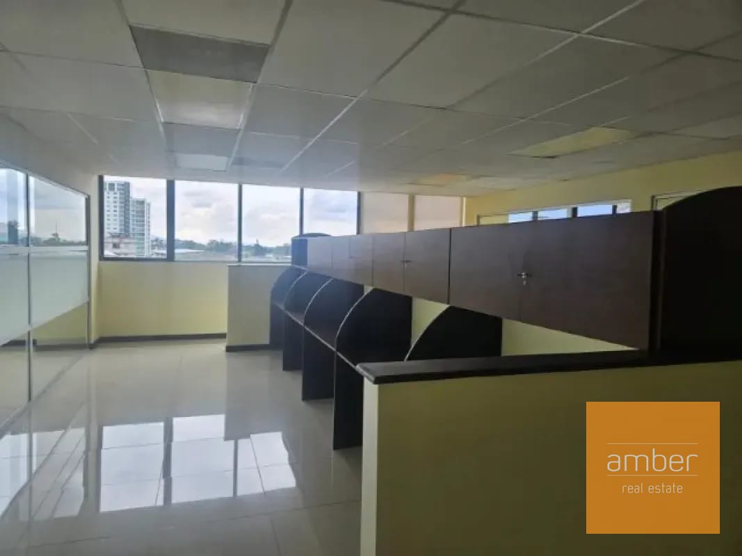 Edificio de oficinas con sótano en Zona 10 — Edificio en Alquiler en Zona 10, Guatemala, Ciudad — foto 5 de 13