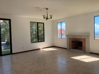 BONITA Y AMPLIA DE CASA 2 NIVELES EN LAZOS DE FRAIJANES — Casa en Venta en Lazos de Fraijanes, Carretera a El Salvador, Guatemala, Ciudad — miniatura 1 de 11
